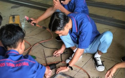 Praktek Pembuatan Alat Pemotong Sosis Media Tanam