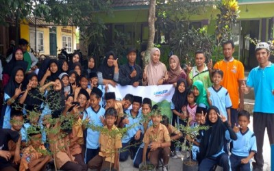 Penyerahan Bibit Pohon ke SDN 3 Santong